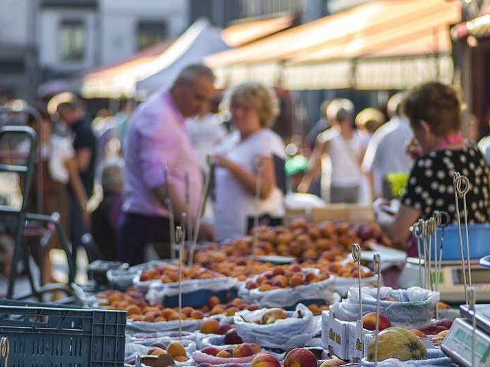摆摊赚钱不靠猜 摸准门道才是真本事