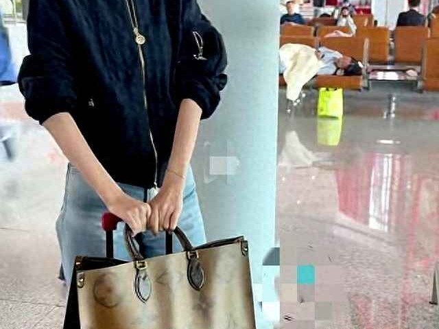 佟丽娅机场穿搭指南：黑发扎起配黑色外套与浅蓝牛仔裤