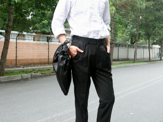 黑衬衫配什么裤子 男 从职场精英到街头型男的万能穿搭术