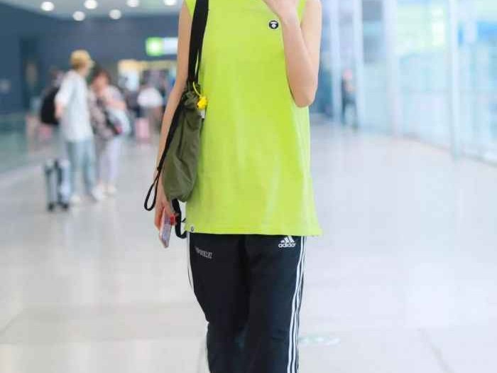 粉色T恤搭配裤子颜色全解析