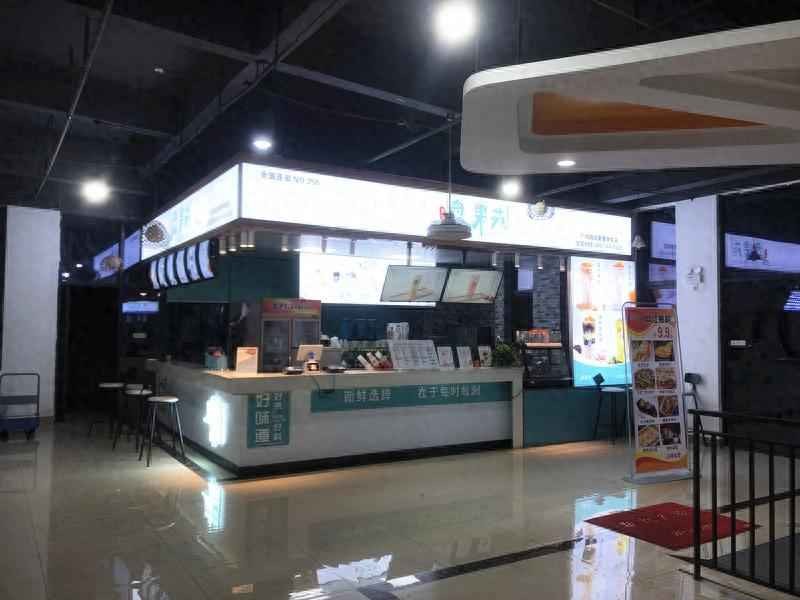 学生胖人穿衣搭配与1500元生活费争议：大学女生晒清单引热议