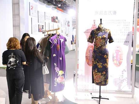 标题：中式旗袍简介：一袭华服背后的东方故事与时代韵味