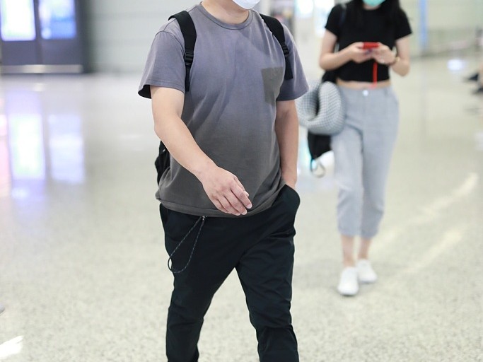 黑色T恤配什么裤子？这几招让你告别路人感