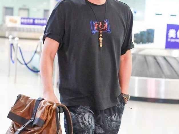 185男生穿衣搭配指南：52岁胡军潮男造型，黑色T恤短裤穿出时髦范儿