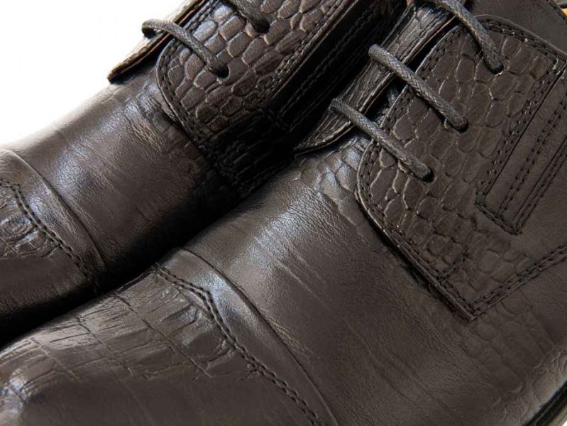 哎呀我的皮衣咋掉皮了？别急，这儿有真相和解决办法！