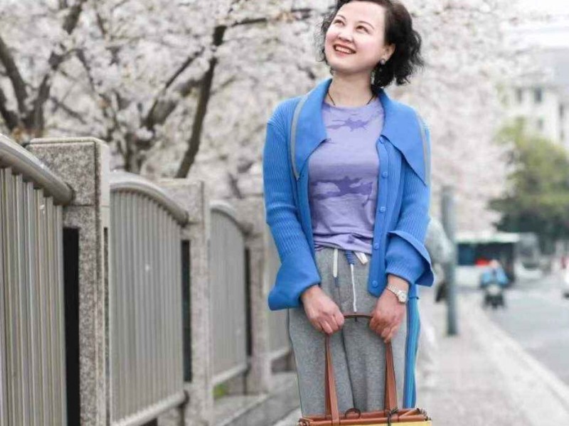 春季妈妈郊游穿搭指南：舒适时尚显年轻，提升气质高级感