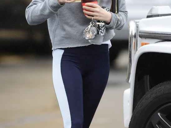 灰色运动裤上衣搭配秘籍大公开