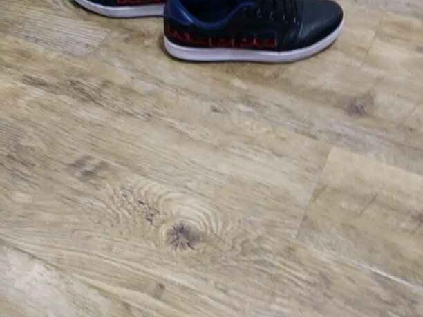 三条杠的鞋子是什么品牌 带你认识经典标识背后的故事