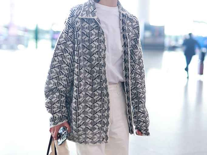 白毛衣外套搭配全攻略 穿出你的冬日时髦感