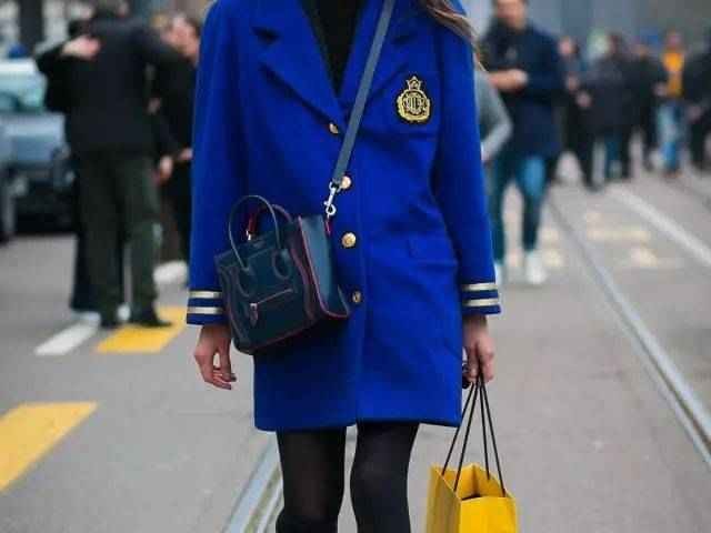 红大衣穿搭指南这样配裤子时髦又显气质