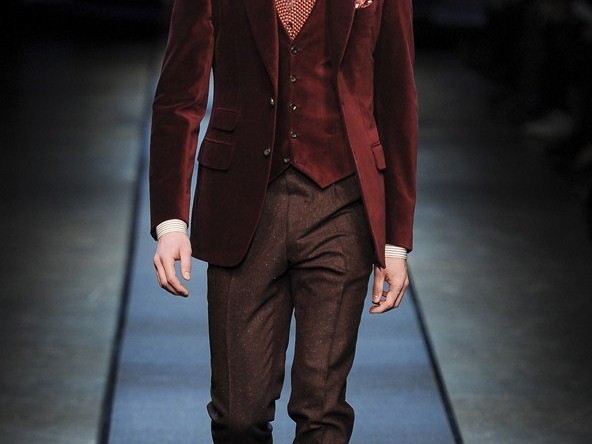 酒红色穿搭宝典 这些裤子搭配让你时髦翻倍