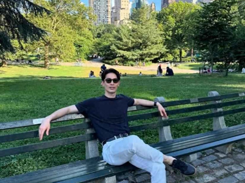 男神夏季穿搭宝典：泰星SonYuKe的清爽造型秘诀大公开！