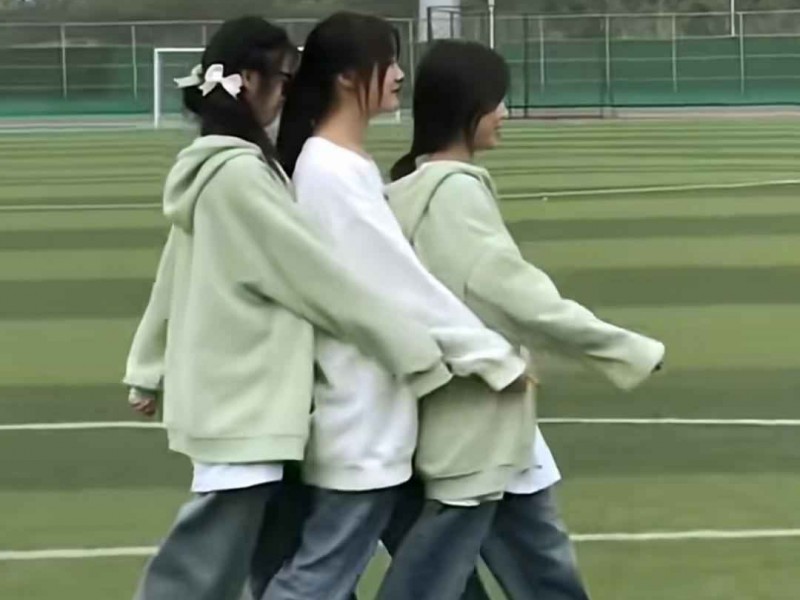 初一女生穿衣搭配新风尚：大码衣裤配八字刘海，父母吐槽全国统一