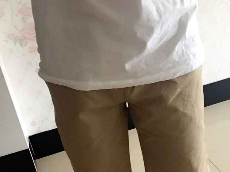 卡其色裤子配什么颜色上衣才能摆脱路人感