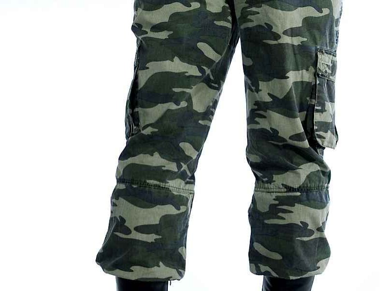 军绿色裤子搭配上衣宝典，穿出你的独特范儿