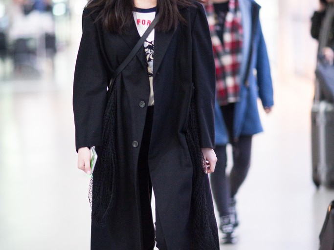 黑色风衣搭配裤子全指南 时尚穿搭不用愁