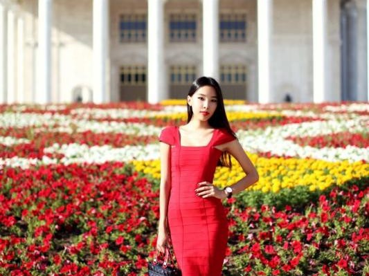 红裙子配啥鞋才不土气？这份穿搭指南让你从路人变女神