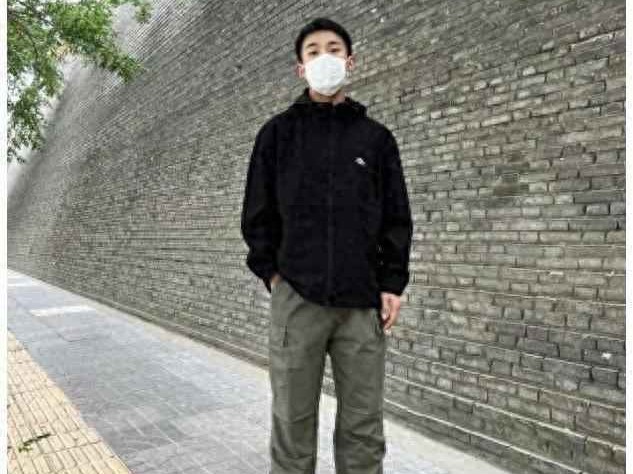 男瘦穿衣搭配图片：今冬告别羽绒服，冲锋衣+工装裤穿出年轻帅气