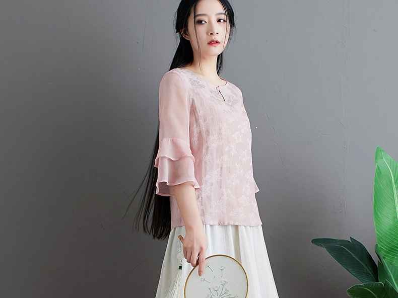 穿越喧嚣的衣袂：一件女中式禅服如何安放当代人的精神原乡