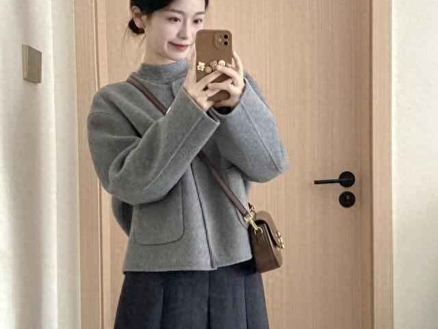 妮子同学的秋冬穿搭指南：灰色短款呢子外套配百褶裙，轻松打造韩系温柔风
