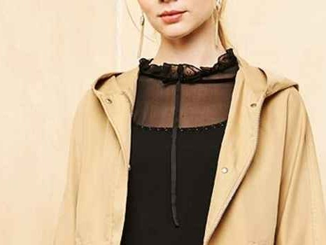 浅杏色穿搭攻略 温柔高级感配色指南