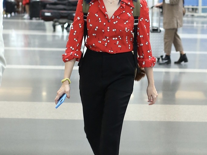 红色衬衣配啥子裤子才好看 这些搭配技巧让你秒变时髦精