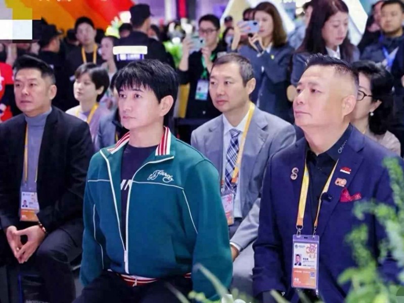 55岁吴奇隆墨绿夹克穿搭秘籍，进博会偶遇瞬间减龄如少年